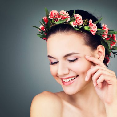 Kadın moda Model gülümseyerek. Cilt Bakımı ve kozmetik Concep