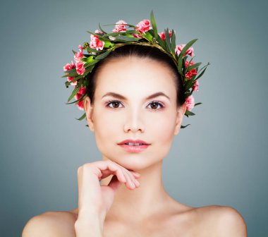 Güzel kadın yüzü. Spa modeli kadınla sağlıklı cilt ve Flo