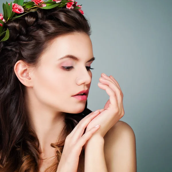 Spa Belleza y Cosmetología. Mujer modelo de spa bonita en respaldo azul — Foto de Stock