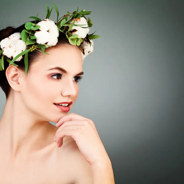 Gyönyörű modell Healty tiszta bőr és pamut virágok Wr — Stock Fotó