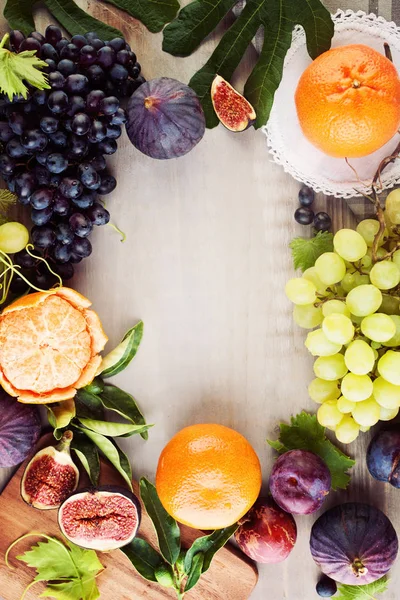 Fondo alimentario con fruta colorida y tablero de madera — Foto de Stock