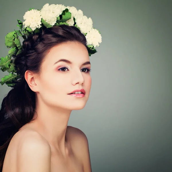 Молодая брюнетка модель женщина с прической выпускного вечера, макияж и Flowe — стоковое фото