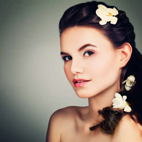 Retrato de belleza de la mujer modelo morena perfecta con peine de baile —  Fotos de Stock