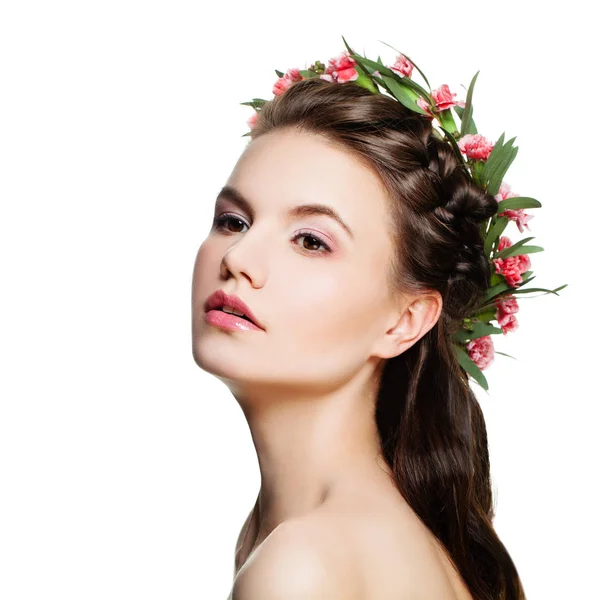 Spa Mulher Modelo com Pele Saudável e Flores Isoladas em Branco — Fotografia de Stock