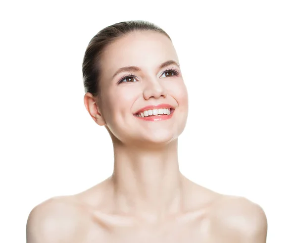 Mujer modelo de spa sonriente mirando hacia arriba aislado. Spa Belleza y Cosm —  Fotos de Stock