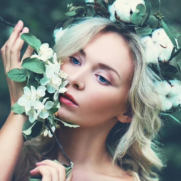 Mulher perfeita com cabelo loiro na flor da primavera ao ar livre — Fotografia de Stock