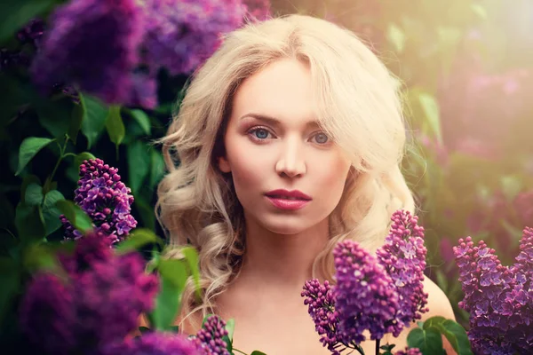 Jolie femme aux cheveux blonds en plein air. Beau modèle à Sprin — Photo