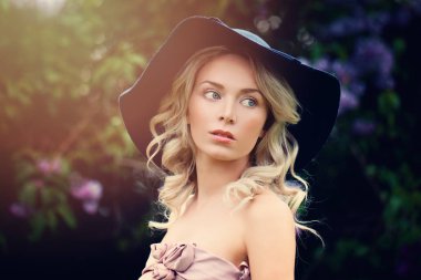 Romantik moda modeli şapka açık havada