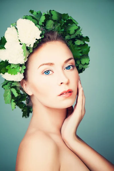 Hermosa mujer modelo en corona de hojas verdes. Cuidado del cuerpo y H — Foto de Stock