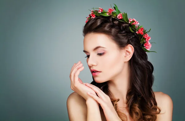 Gezonde vrouw met lang bruin haar blauwe achterop en de perfecte huid — Stockfoto