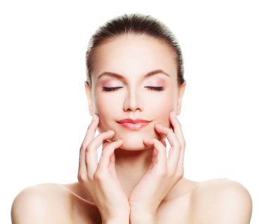 Rahatlatıcı spa modeli kadınla sağlıklı cilt ona dokunan eller o