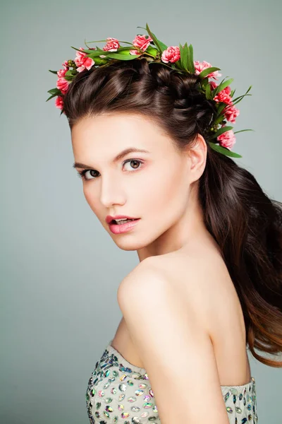 Bella ragazza modello di moda con taglio di capelli Prom e fiori Wre — Foto Stock