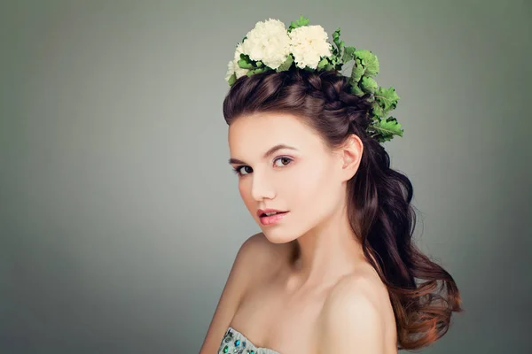 Modèle de mode avec coiffure de bal et couronne de fleurs de printemps sur B — Photo