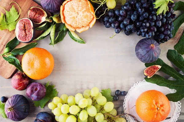Comida Biológica. Fruta colorida no fundo de madeira cinza vintage — Fotografia de Stock