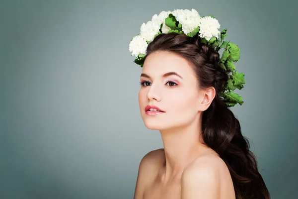 Schattige Brunette Model vrouw met Prom Hairstyle, make-up en wit — Stockfoto