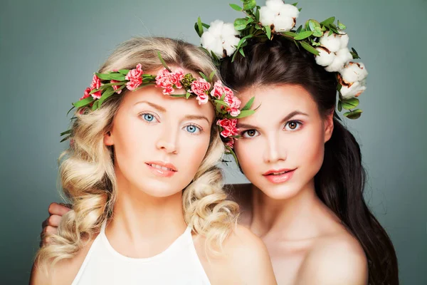 Två vackra kvinnor med långt lockigt hår, perfekt hud och shopaholic — Stockfoto