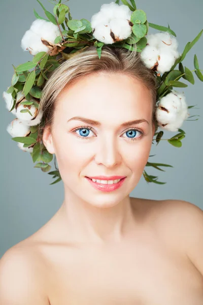 Mooie vrouwelijke gezicht. Gelukkig Spa Model vrouw met een gezonde huid een — Stockfoto