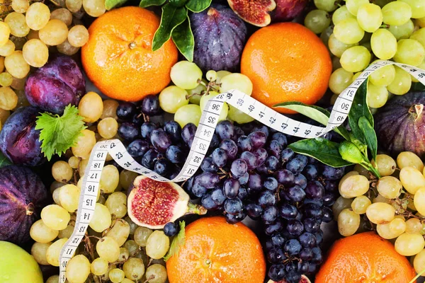 Dieta i Fitness Backgroung kolorowe owoce i pomiaru Ta — Zdjęcie stockowe