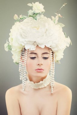 Beyaz gül çiçek, makyaj ve açık cilt güzel kızla. Beau