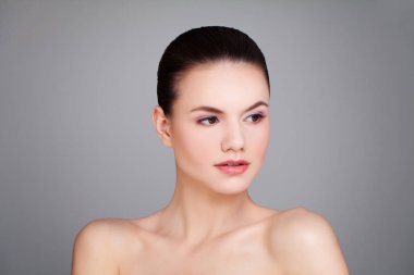 Sevimli kadın Spa modeli ile sağlıklı cilt. Spa güzellik, yüz tedavi