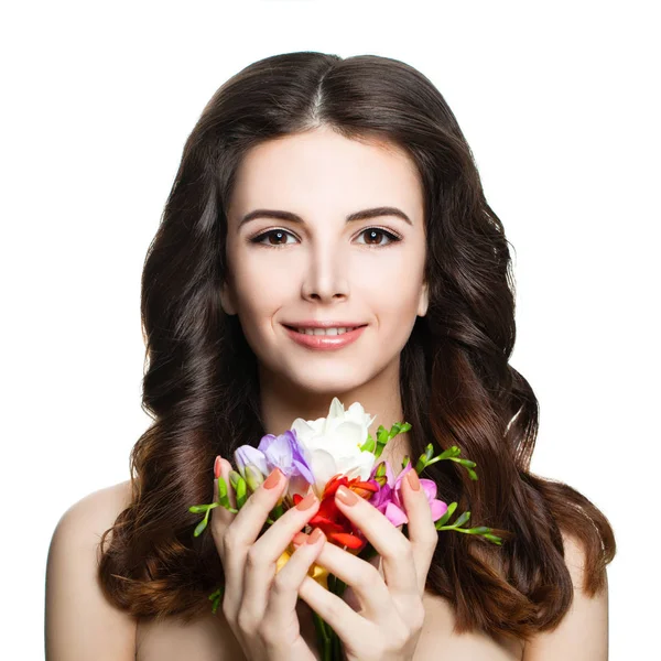 Roztomilá brunetka žena s perfektní jarní make-up, barevné květiny — Stock fotografie