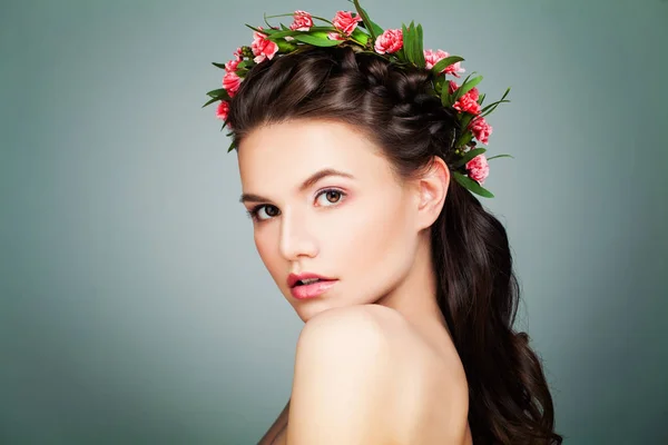 Belle dame avec peau fraîche et longue coiffure bouclée. Belle Fa — Photo