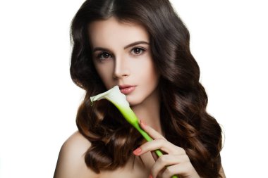 Beyaz genç esmer kadın. Sağlıklı cilt, mükemmel saç modeli bir