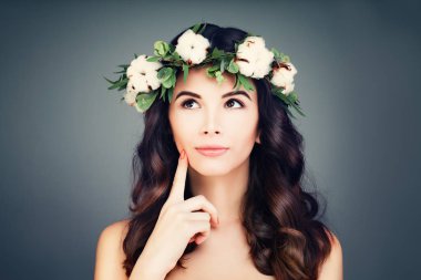 Düşünme modeli kadınla sağlıklı cilt ve kıvırcık saç