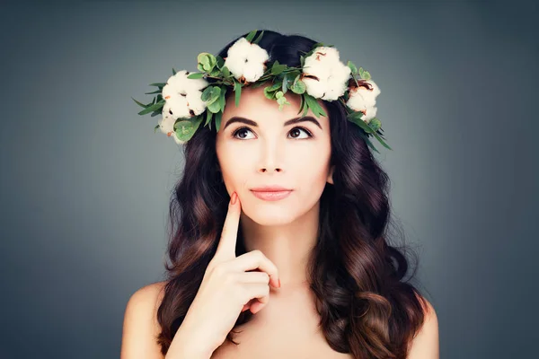 Pensant modèle femme avec une peau saine et les cheveux bouclés — Photo