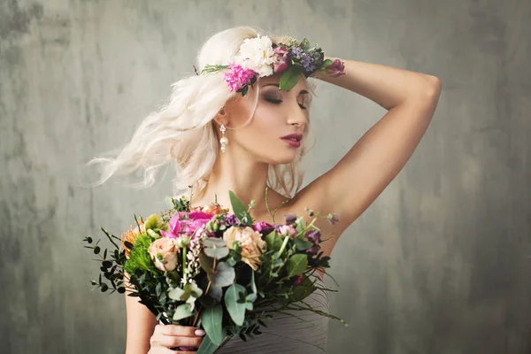 Bella donna bionda con soffiaggio acconciatura riccia e fiore W — Foto Stock