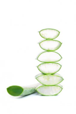 Yeşil Aloe Vera yaprağı ve beyaz arka plan üzerinde Aloe dilim