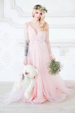 Çiçekli uzun pembe elbise giyen kadın mükemmel ve Han beyaz