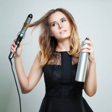 Curling kullanarak, Ütü sarı dalgalı saçları ile büyüleyici kadın 