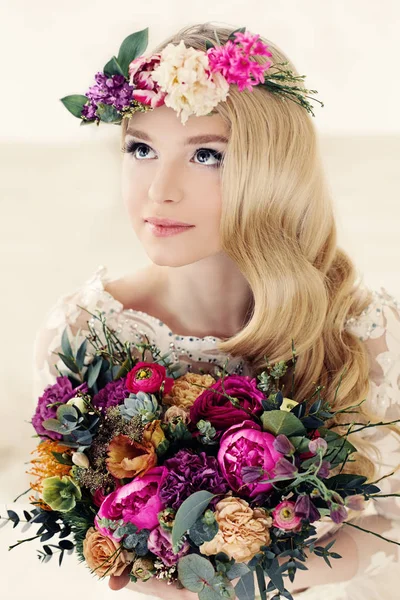 Beautiful Blonde Bride and Colorful Flower Arrangement. Woman wi — Stock Photo, Image