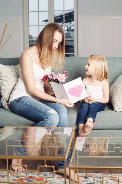 Concepto del Día de la Madre. Una niña felicita a su madre y — Foto de Stock