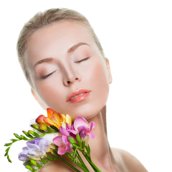 Izolované portrét ženy dokonalé Spa relaxační s květinami. Cu — Stock fotografie