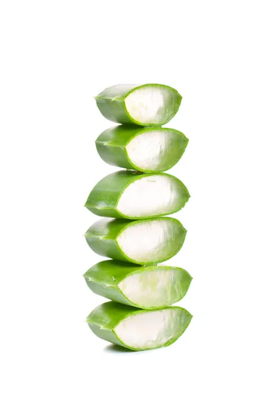 Fatias de Aloe Vera verde em fundo branco — Fotografia de Stock
