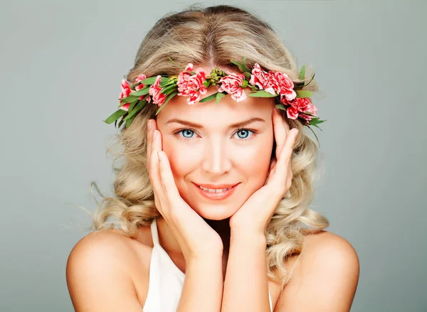 Usmívající se žena Model Spa s Healty čistit pleť, blond kudrnaté a — Stock fotografie