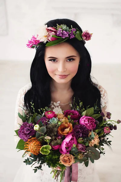 Beautiful Bride Woman with Colorful Flower Arrangement, Flower W — Stock Photo, Image