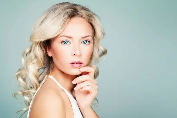 Young Woman Fashion Model with Blonde Curly Hair and Natural Mak — Stock Photo, Image