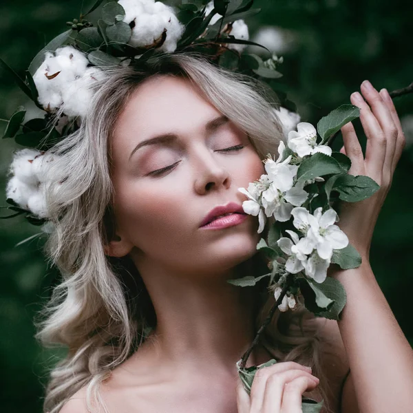Chica modelo de primavera con flores de manzana blanca. Hermosa mujer ingenio —  Fotos de Stock