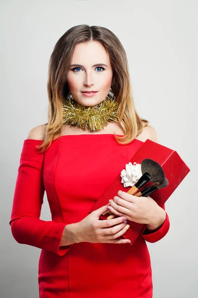 Leende kvinna mode modell i röd klänning med julen presentbox — Stockfoto