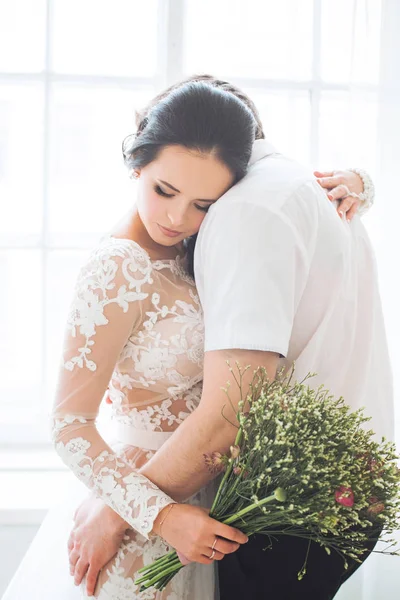 El hombre y la mujer que aman a la pareja. Novia y novio abrazando — Foto de Stock