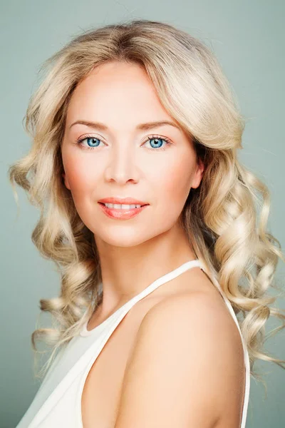 Modelo de moda de mulher sorridente com cabelo encaracolado loiro e natural M — Fotografia de Stock