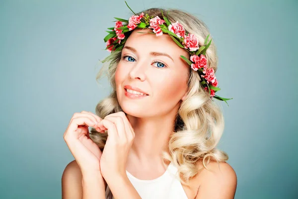 Mulher modelo saudável usando coroa de flores. Mulher bonita makin — Fotografia de Stock