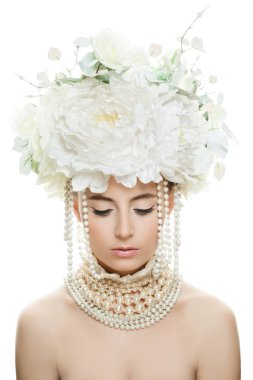 Kadın kapalı gözler, mükemmel makyaj ve izole gül çiçek