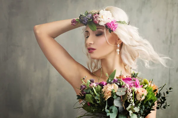 Belle fille avec des fleurs d'été, maquillage et cheveux bouclés — Photo