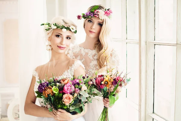 Dois Noiva Perfeita. Mulheres loiras com arranjo de flores, flor — Fotografia de Stock