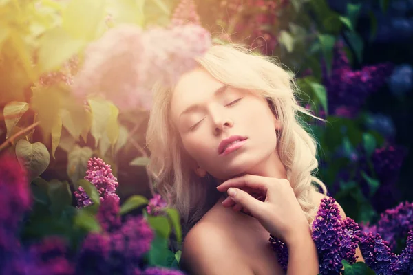 Skvělá žena s letní světlo a fialovými květy venku. Přírodní — Stock fotografie