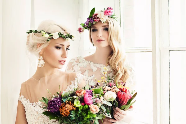 Donna sposa perfetta con corona di fiori colorati, matrimonio Hairsty — Foto Stock